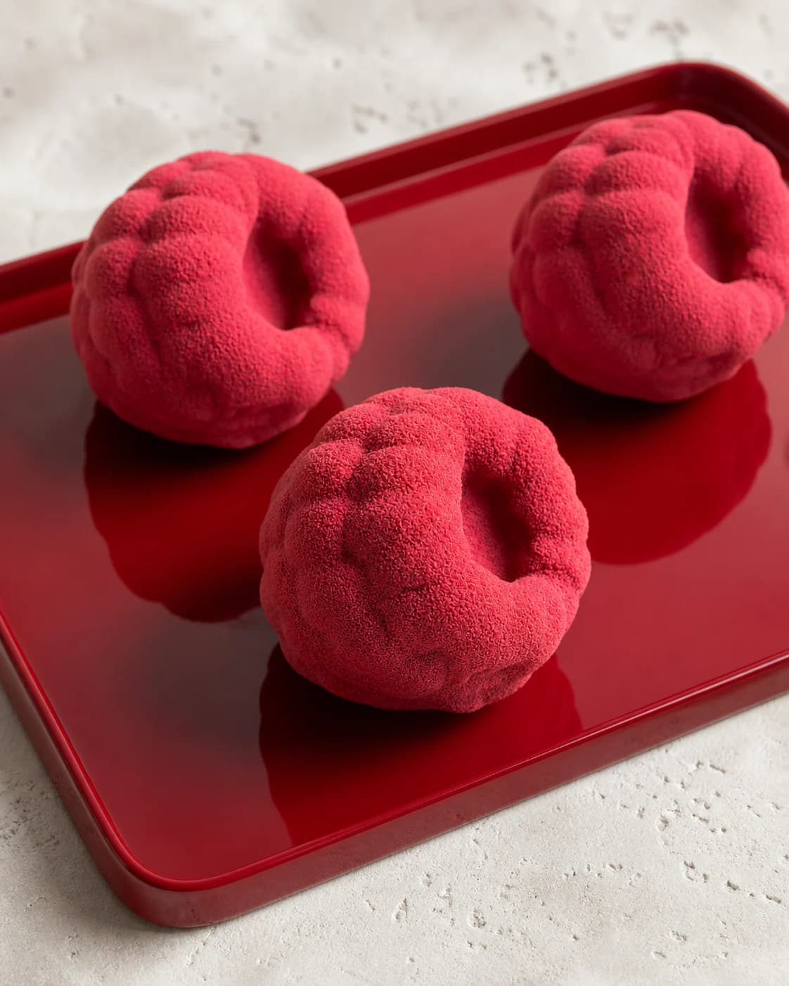 Créations framboise Tema’s Cake sur un plateau laqué