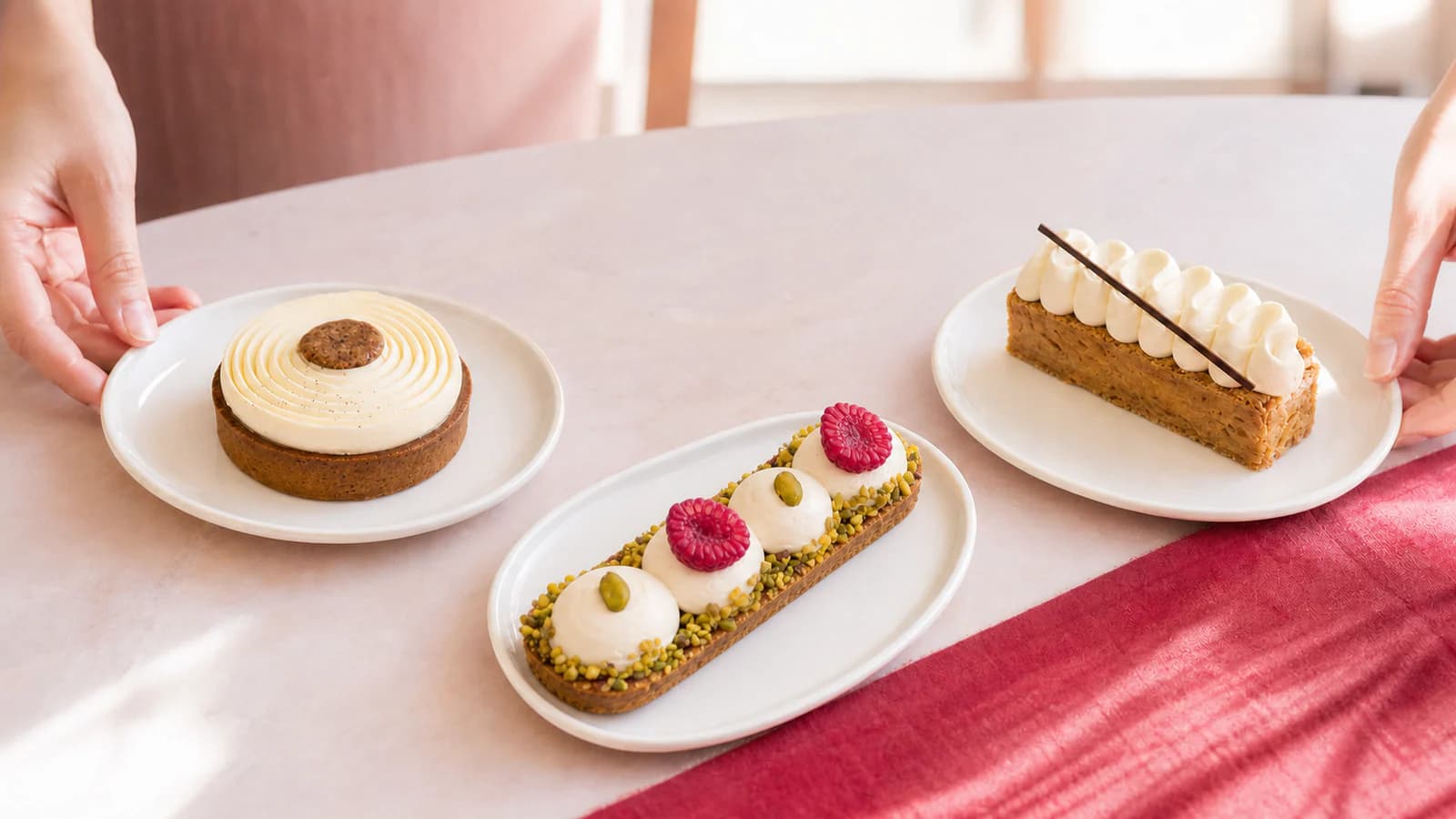 Assortiment de créations Tema’s Cake sur un plateau rose